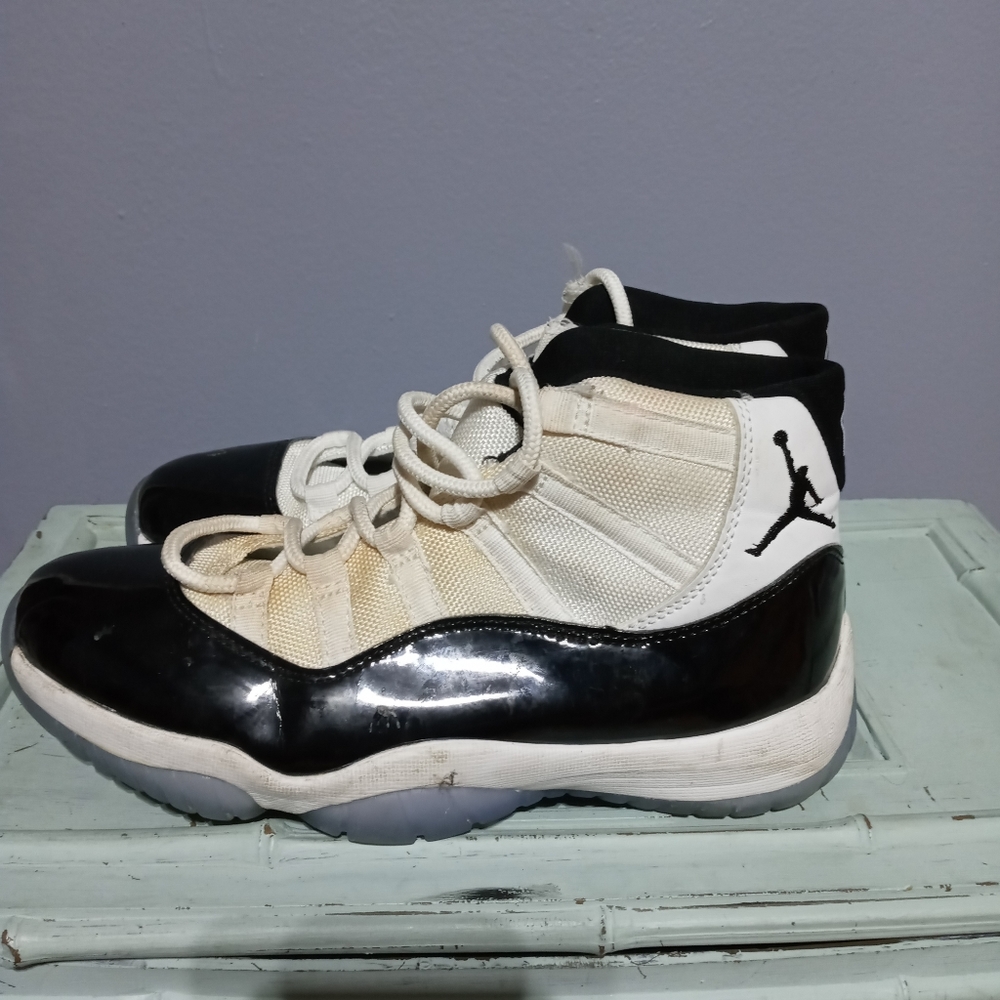 Basketball shoes